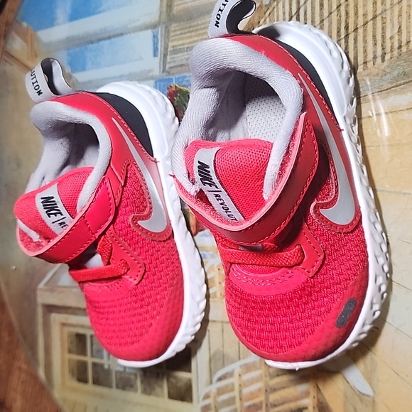 NIKE Revolution Toddler Boys Sz 5C PreLoved EUC Red Black White Gray BQ5673-603 - Picture 4 of 8